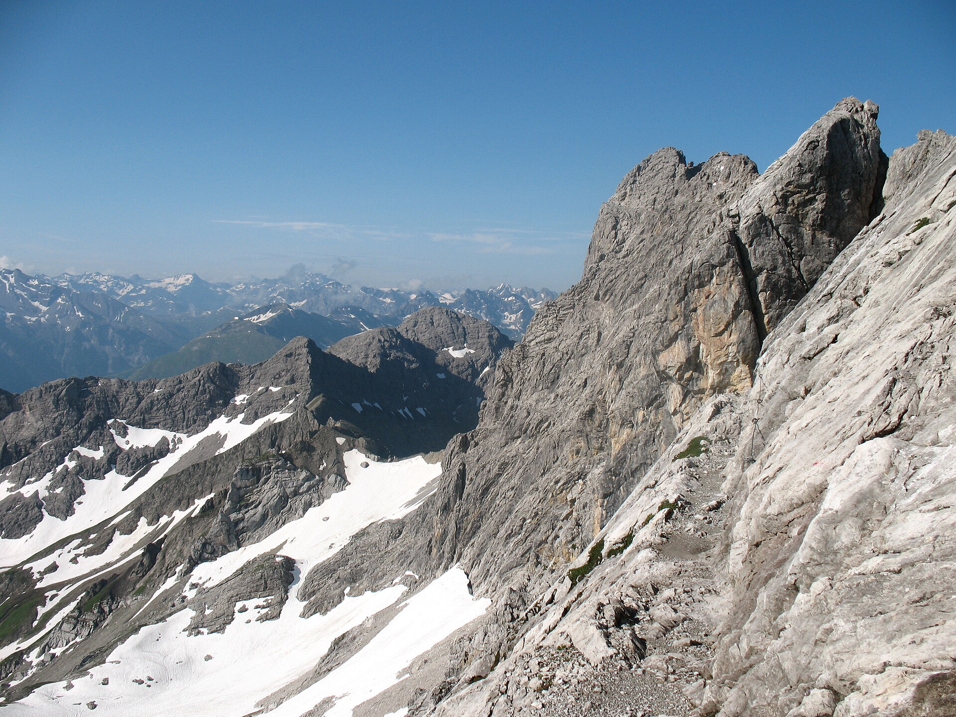 Bergsteiger auf dem felsigen Heilbronner Weg am Steinschartenkopf
