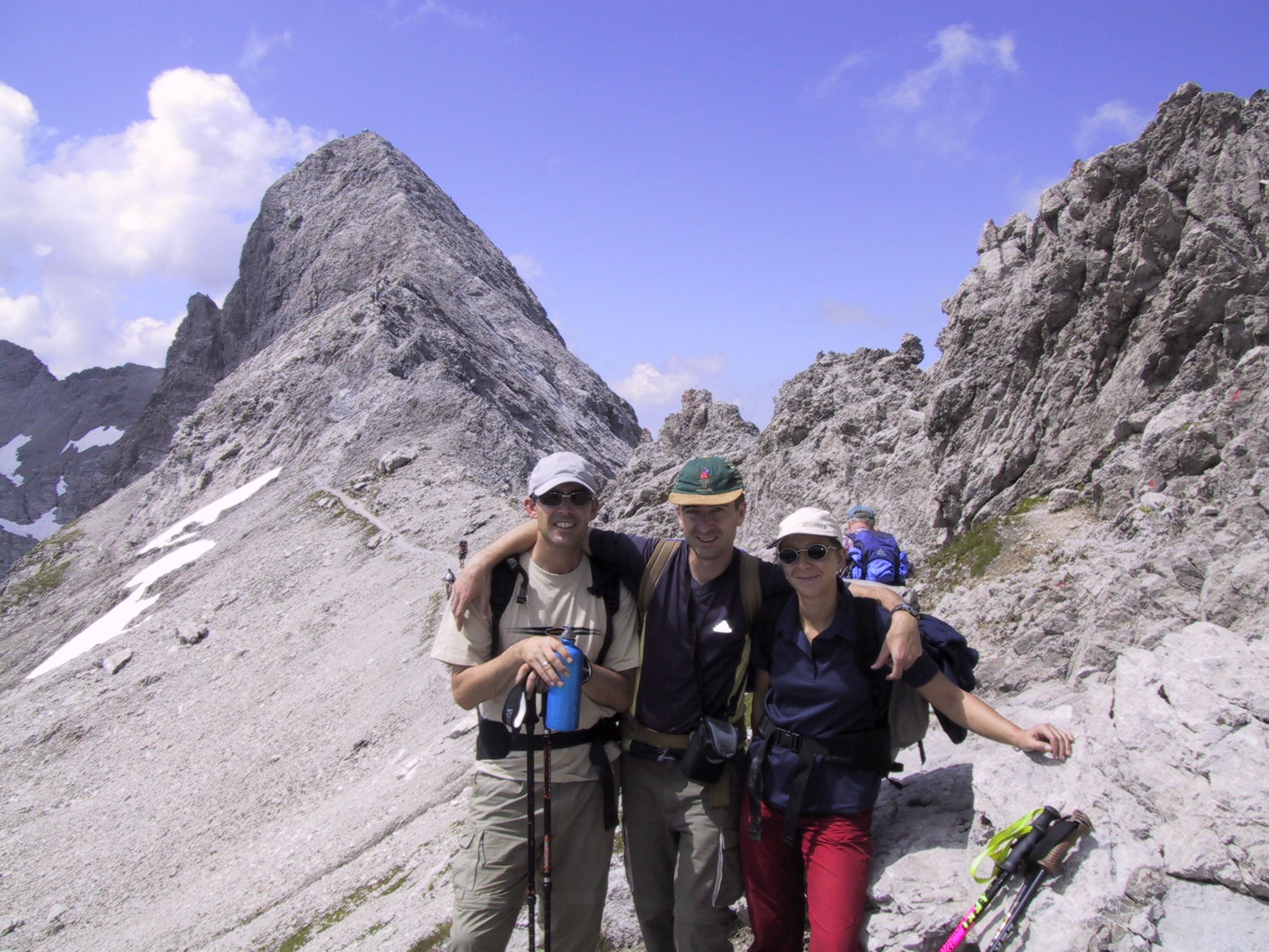 Wandergruppe vor verschneiter Allgäuer Bergkulisse