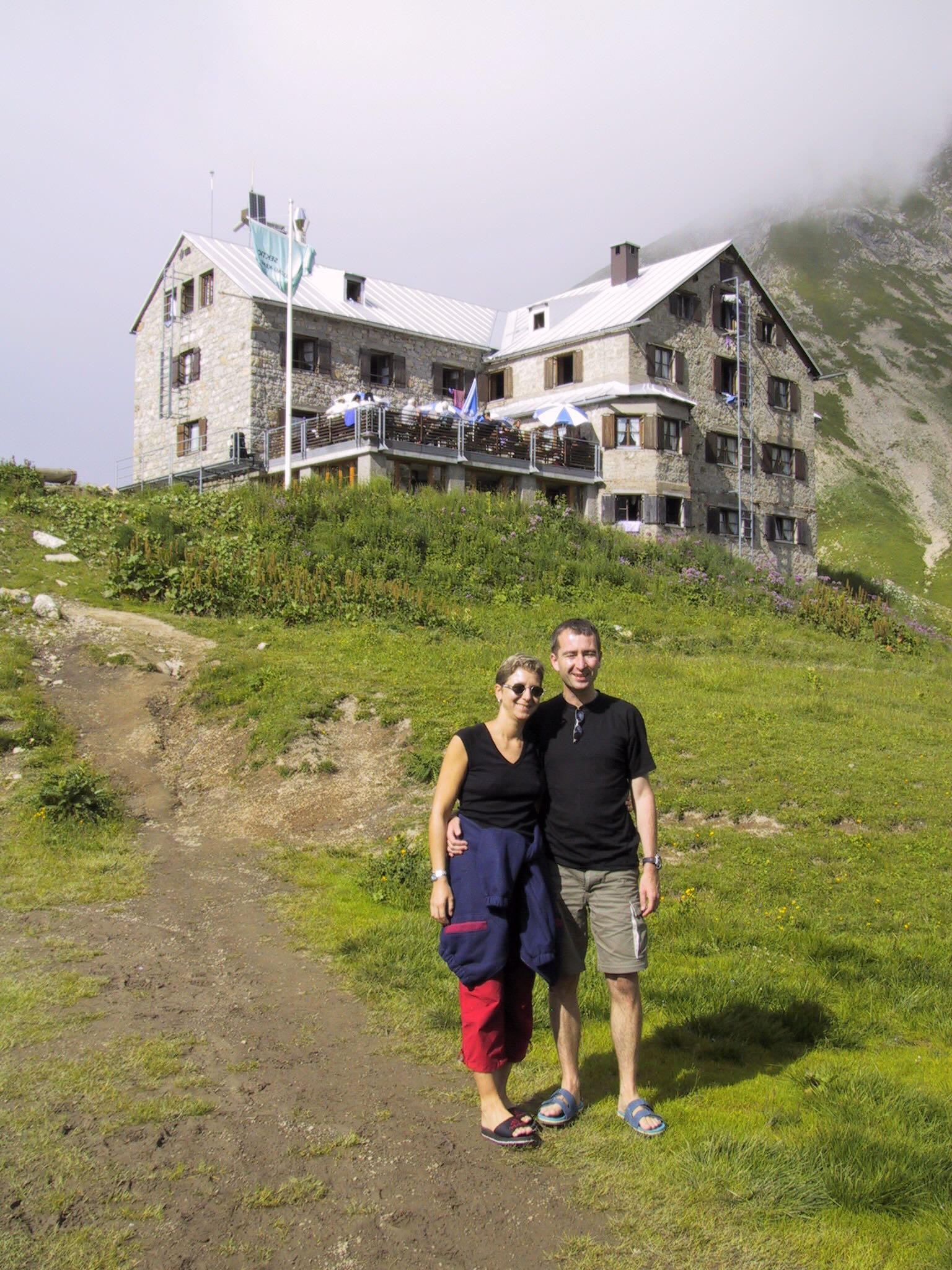 Zwei Wandernde vor der Rappenseehütte