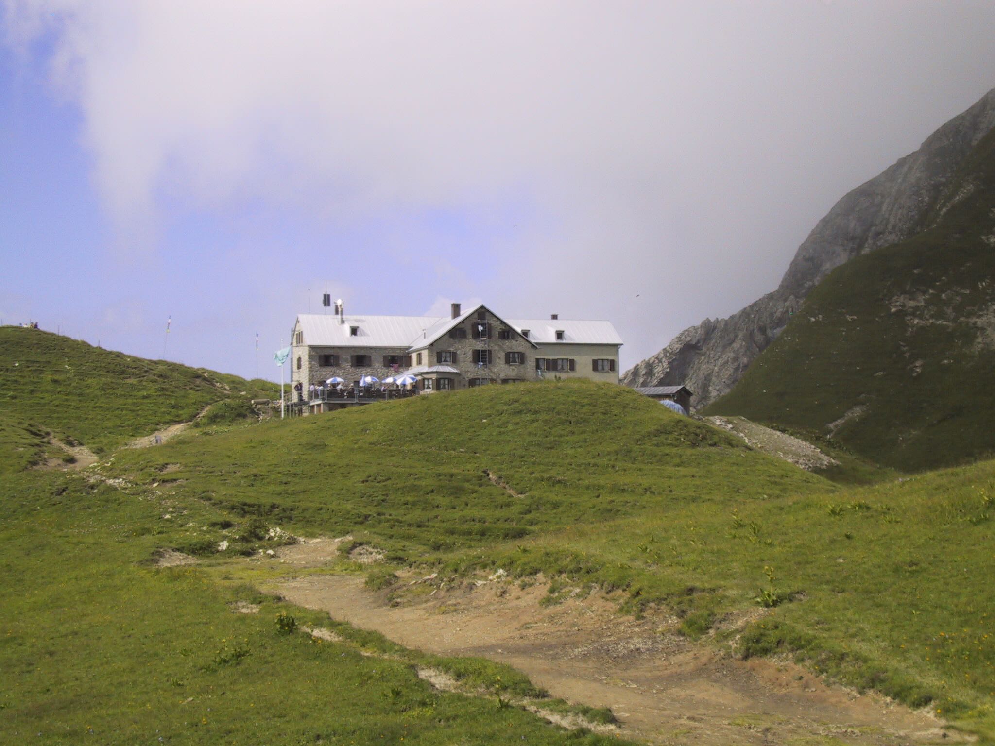 Rappenseehütte in hochalpiner Landschaft unter Wolken