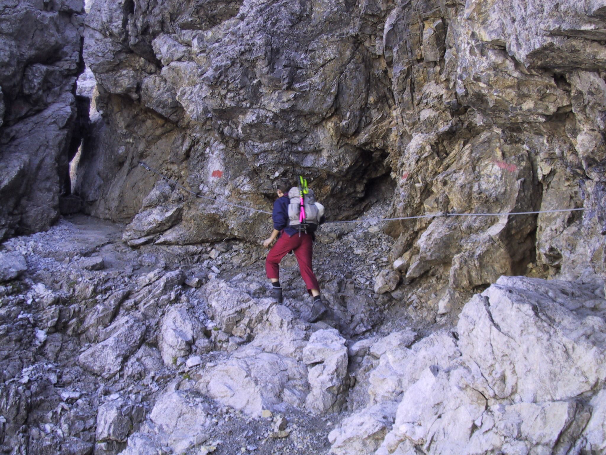 Wanderin an einer seilversicherten Felspassage des Heilbronner Wegs