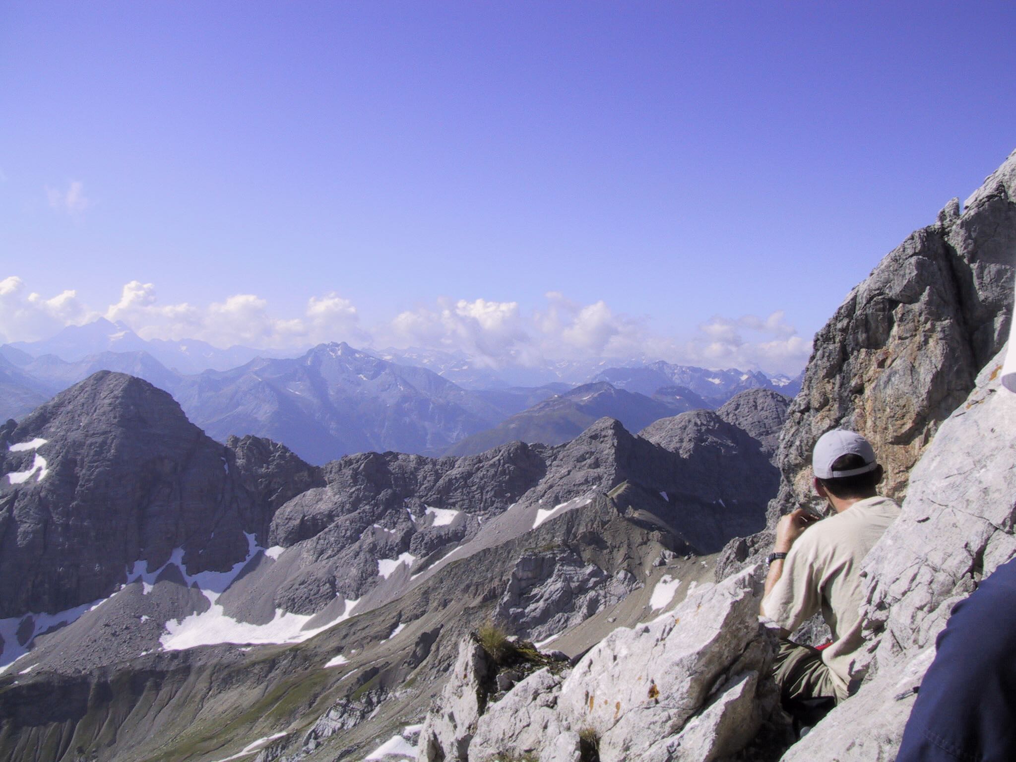 Wanderer mit Blick auf das Bergpanorama am Heilbronner Weg